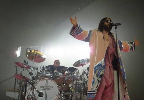 Konser, Jared Leto Memakai Baju Karya Desainer Indonesia